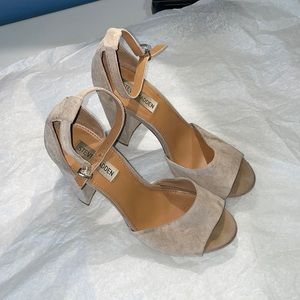 Steve Madden Beige Pumps